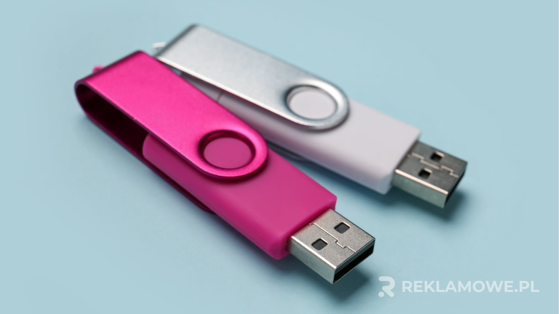 Klient trzymający kartę lojalnościową