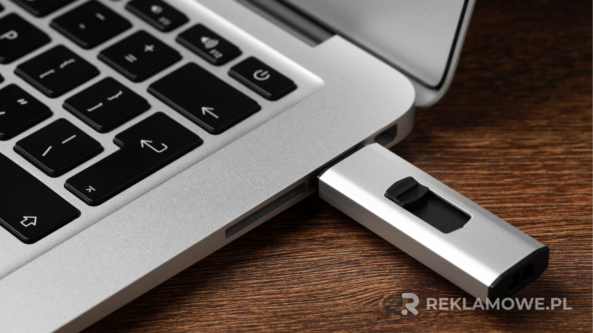 Pamięć reklamowa na tle biurka