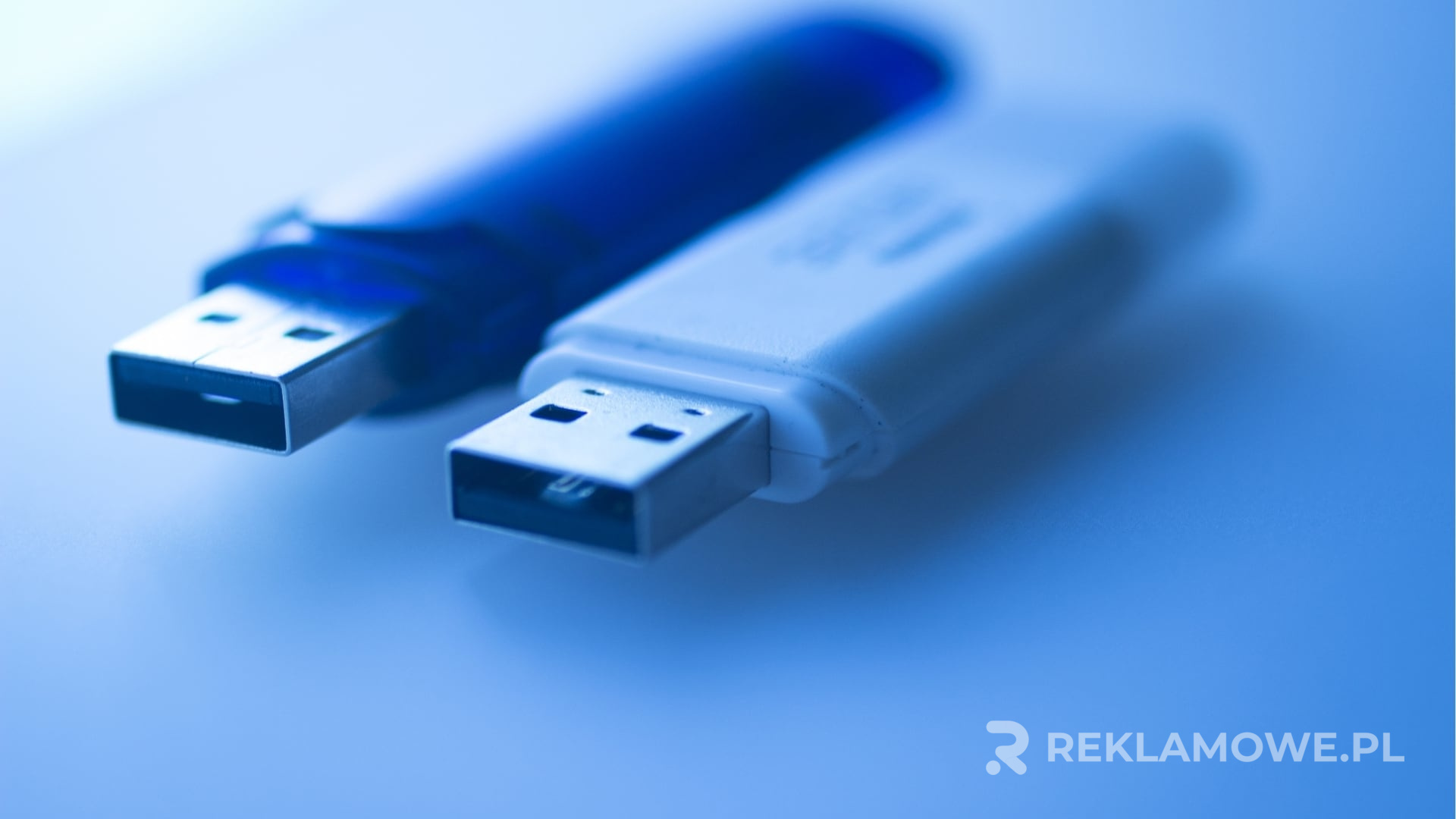 Kiedy warto inwestować w pamięci reklamowe? Różnorodne gadżety reklamowe na stole
