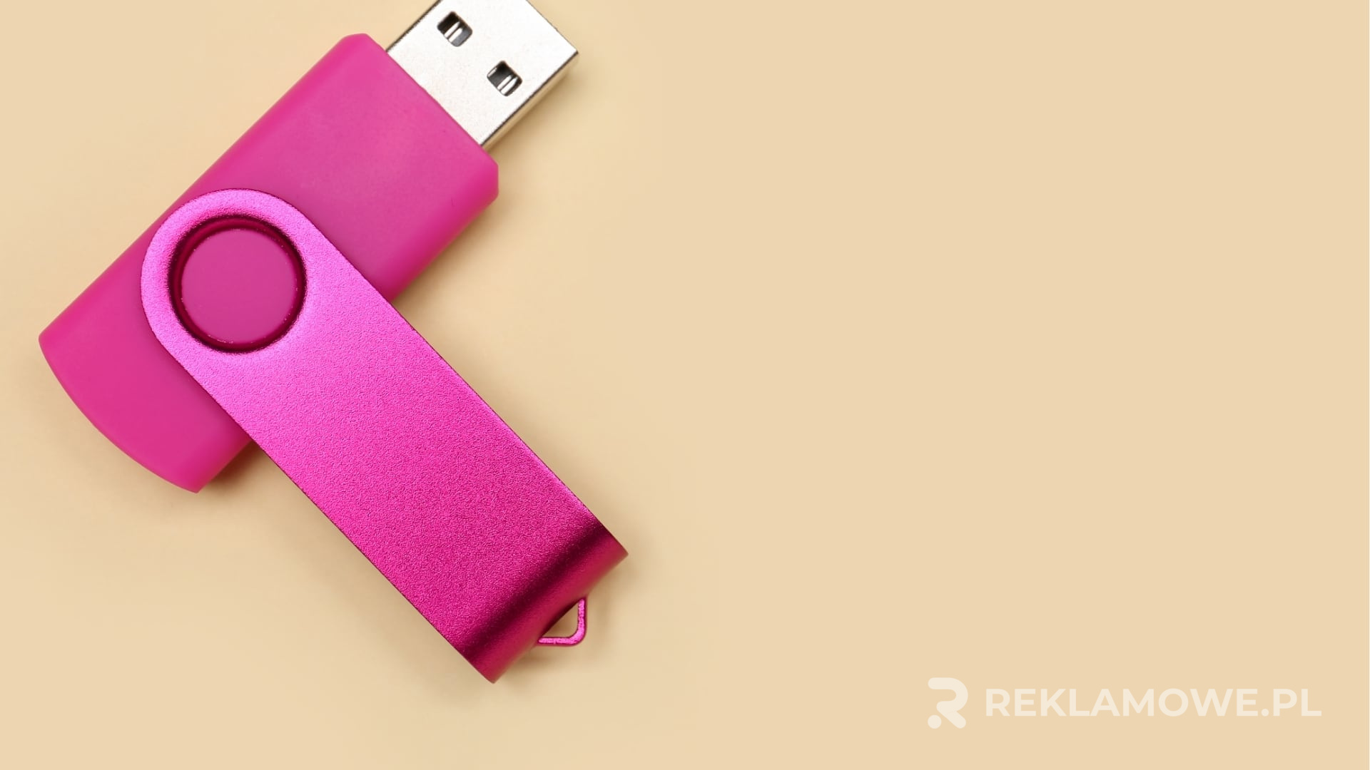 Logo firmy na pamięciach reklamowych