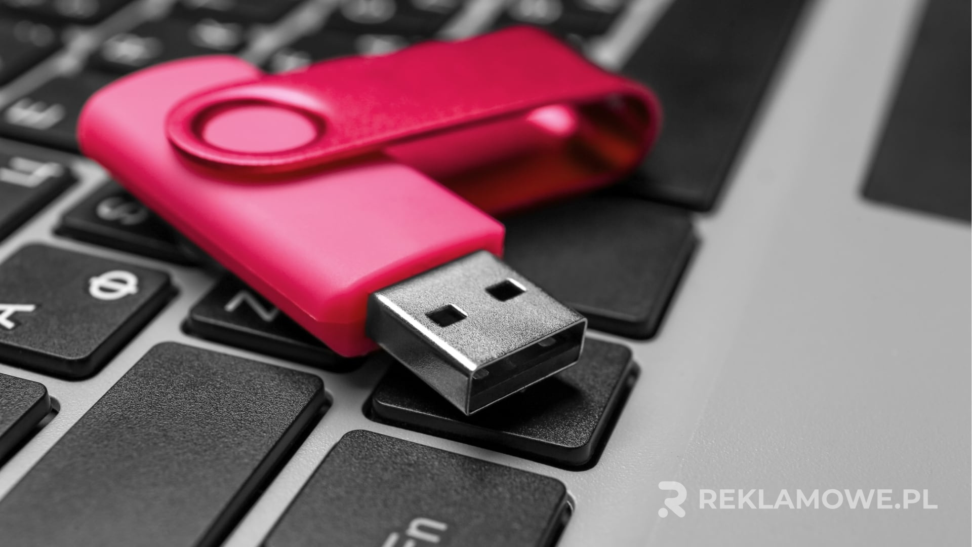 Pendrive z logo firmy używany jako narzędzie promocyjne