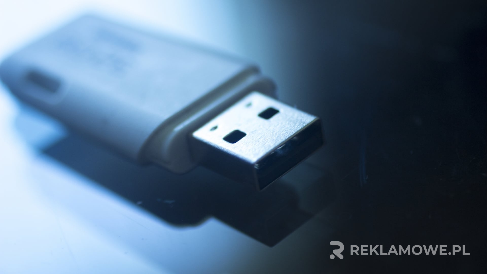 Wpływ pamięci reklamowych na decyzje zakupowe klientów Osoba przeglądająca reklamy przed dokonaniem zakupu