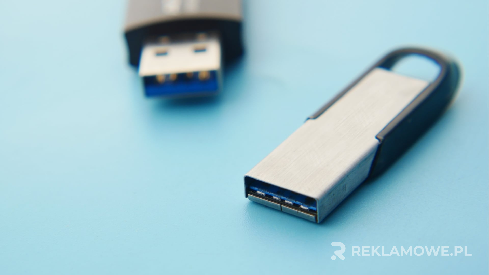 Ilustracja zastosowania pamięci reklamowych w branży turystycznej